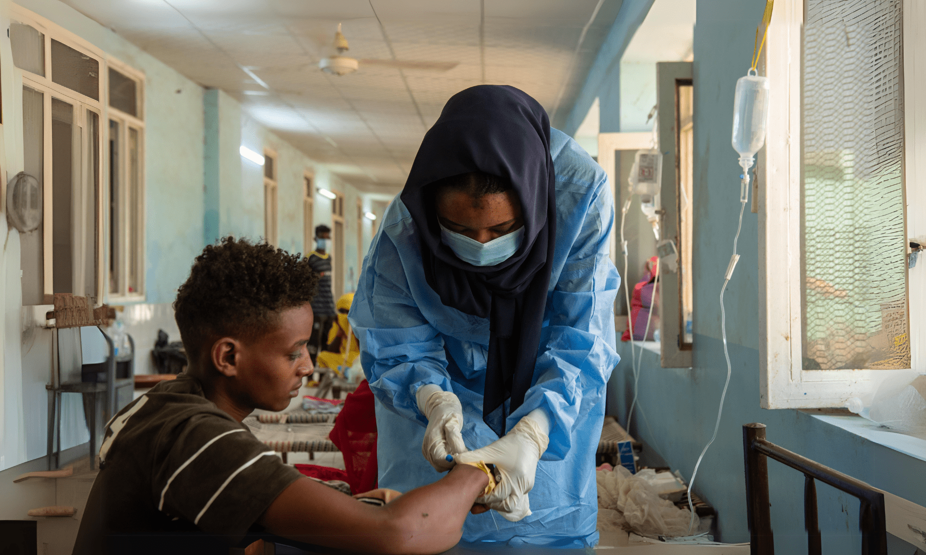 A health worker treats a patient as part of MSF's cholera response in Sudan.