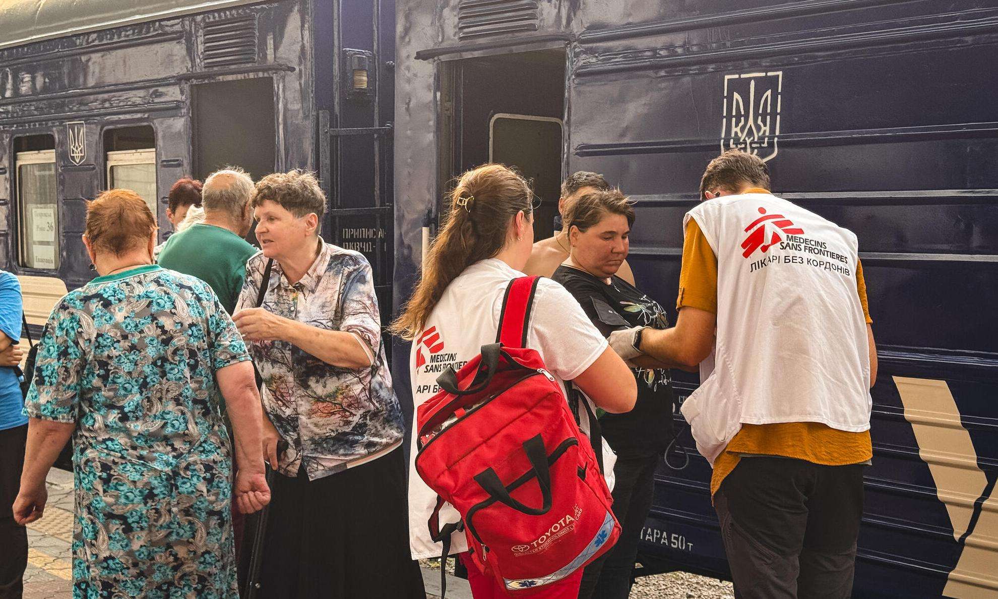 The MSF medical team provides assistance to passengers waiting for the train in Pokrovsk