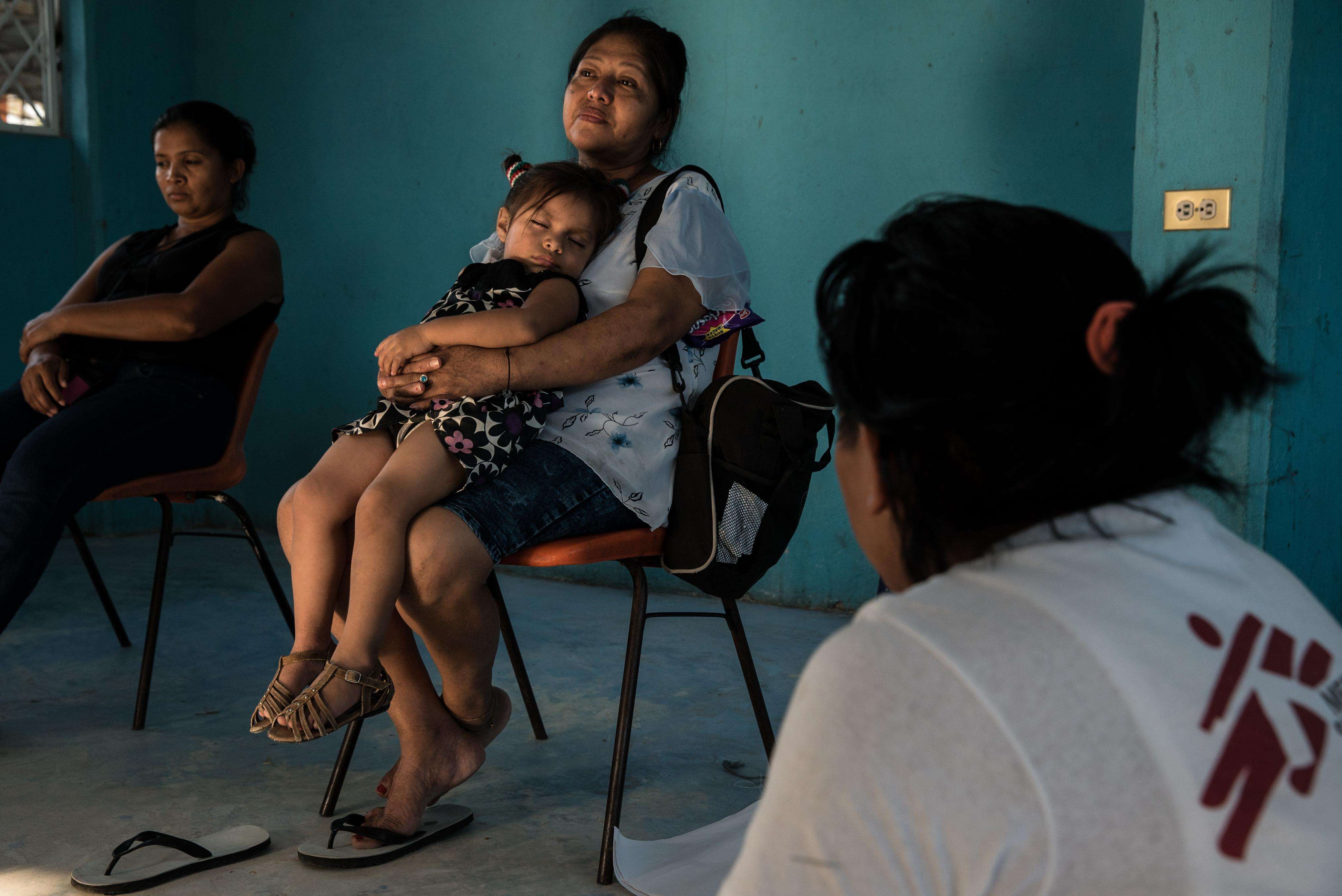  MSF psychosocial support session at a shelter for migrants