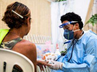 MSF carrying out health promotion activities, triage/basic consultations, as well distributing hygiene kits in Rio de Janeiro. 