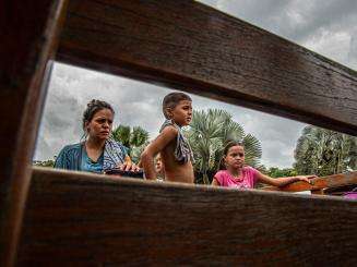 A view of children through a fence post near the Darién Gap