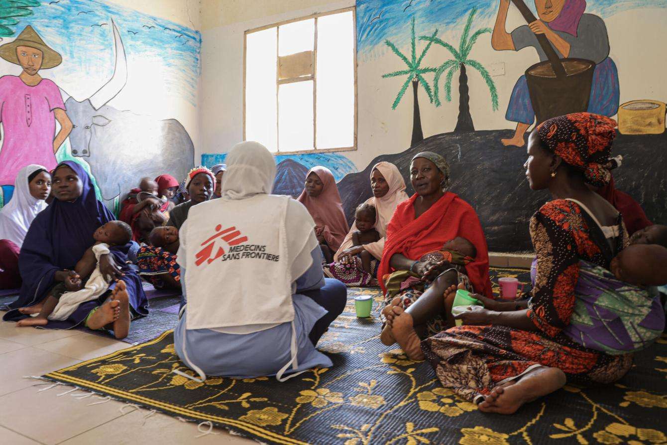 MSF staff leads an education workshop for mothers in Bauchi, Nigeria. 