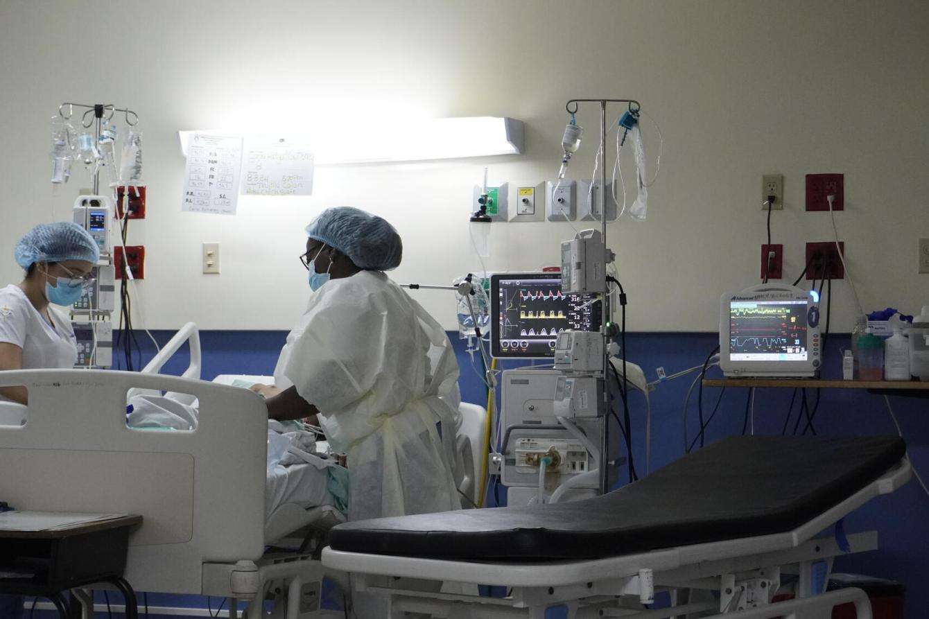 MSF teams treat a patient with dengue in Honduras.