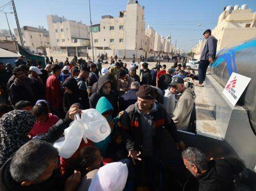 A group of displaced Palestinians getting water from an MSF truck in the southern Gaza town of Rafah’s Saudi neighborhood.